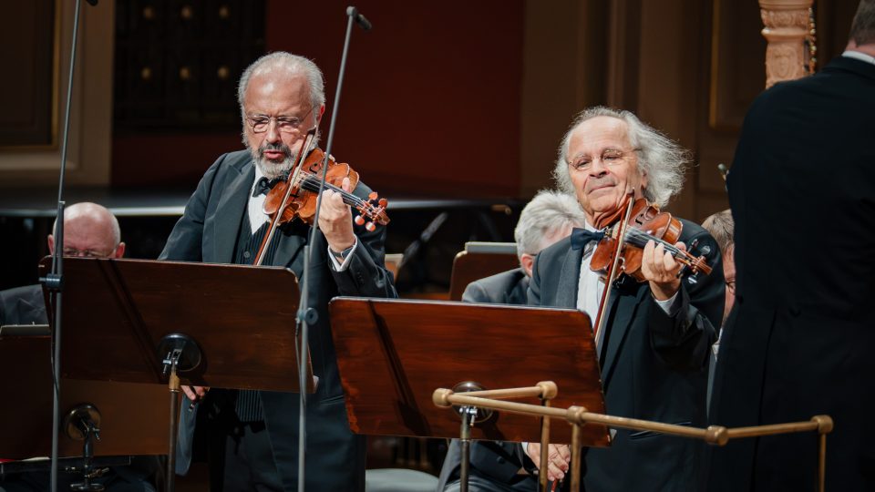 Houslisté Dmitrij Sitkoveckij a Václav Hudeček na slavnostním koncertu Concertino Praga k 60. výročí soutěže.
