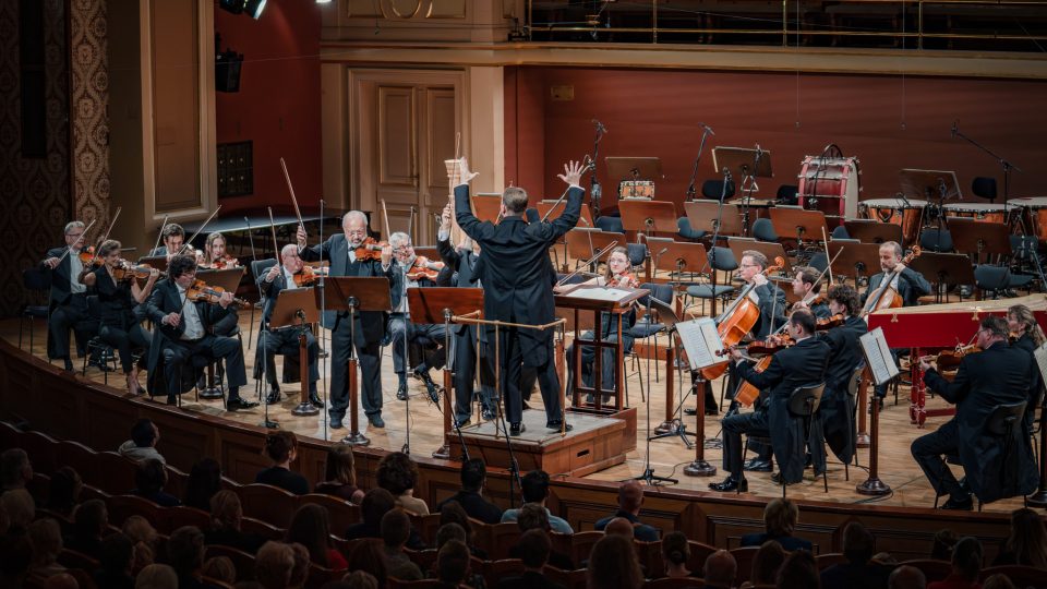 Dirigent Robert Kružík při slavnostním koncertu Concertino Praga k 60. výročí soutěže.